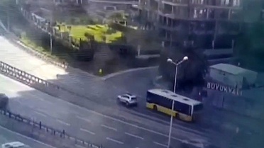 Zeytinburnu'nda İETT Otobüsü Kaza Yaptı