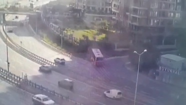 Zeytinburnu'nda IETT Otobüsü Kaza Yaptı