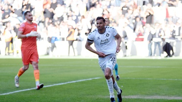 Altay, deneyimli futbolcularla masaya oturuyor