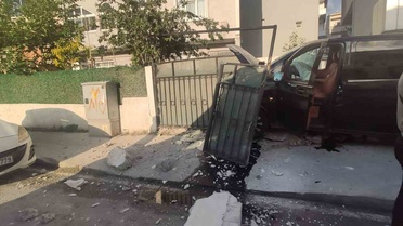 Arnavutköy’de kontrolden çıkan VIP minibüs binanın bahçesine daldı
