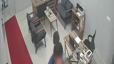 Bursa'da Tamirhaneden Telefon Hırsızlığı Kamerada