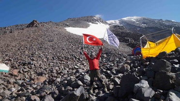 Ağrı Dağı'nda Zafer Bayramı coşkusu: 4 bin 200 metrede bayrak açtılar