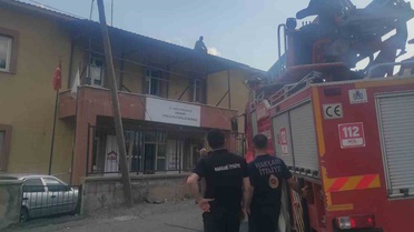Hakkari’de çatıda mahsur kalan işçi kurtarıldı