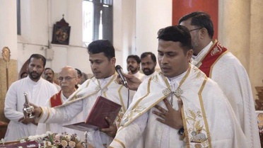 İkiz rahipler ve ikiz kilise görevlilerinin yönettiği düğünle ikizler evlendi