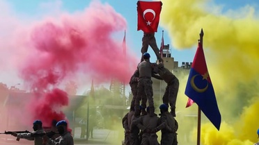 Kilis'te Zafer Bayramı'nda Jandarmadan Türk Bayraklı İnsan Piramidi