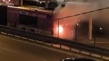 Kağıthane’de metrobüs alevlere teslim oldu, yolcular tahliye edildi