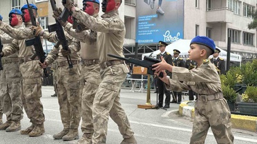 Çankırı'da Zafer Bayramı'nda minik komando ilgi odağı oldu