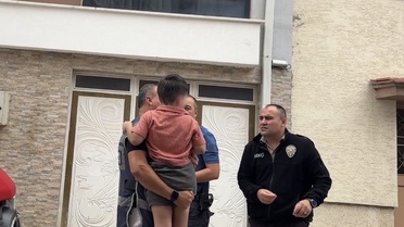 Küçük çekiçle apartmanı birbirine katan kadının korkan çocuğunu polis sakinleştirdi