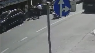 Market çalışanı dehşet saçtı! Hem motosikleti izinsiz çekti hem sahibini bıçakladı