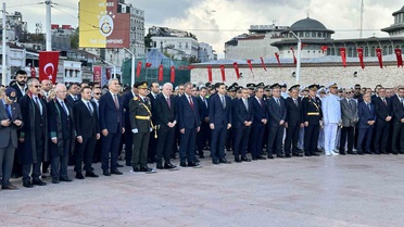 Taksim'de Zafer Bayramı çelengi
