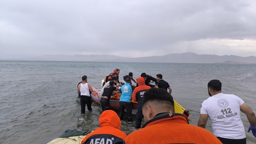 Van Gölü'nde Mahsur Kalan Üç Kişi Kurtarıldı