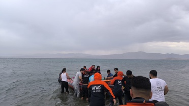 Van Gölü'nde Can Simidi ile Açığa Sürüklenen 3 Kişi Kurtarıldı