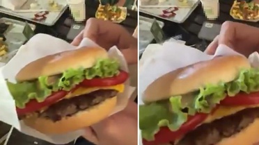 AVM'de skandal görüntü! Ünlü restoran zincirinden aldığı hamburgerden bakın ne çıktı