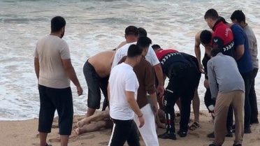 Dalga faciası: Sahilde oturan adamı yuttu 