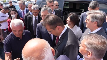 Özgür Özel, “YENİ Parti fidanı”nı dikti