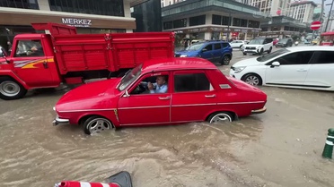 Şiddetli yağış Rize’de su baskınlarına yol açtı