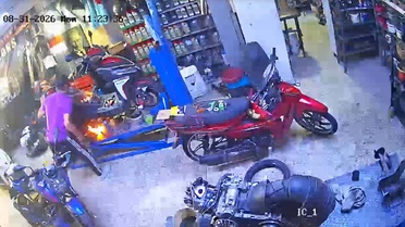 Manisa'da alev alan motosiklete sıradışı müdahale