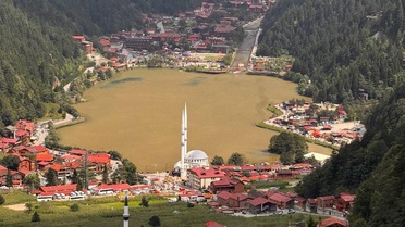 Uzungöl'de Yağışlar Su Rengini Değiştirdi