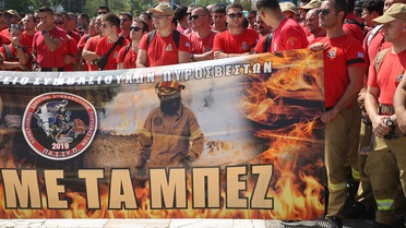 Atina'da Mevsimlik İtfaiyeciler Eylemde