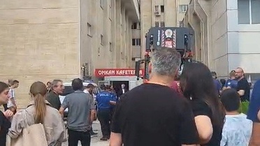 OMÜ Tıp Fakültesi Hastanesi'nde 9. katta cama çıkan şahıs, polisin ikna çalışmasıyla indirildi
