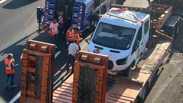 Sakarya'nın Akyazı ilçesinde otoyolda çekici, ot biçme aracına çarptı: 3 yaralı