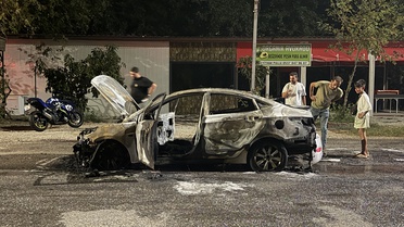Antalya'nın Alanya ilçesinde seyir halindeki otomobil motor aksamından çıkan yangında kullanılamaz hale geldi