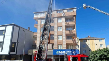 Ataşehir Ferhatpaşa'da tadilat yapılan binanın çatı katında çıkan yangın itfaiye ekiplerince söndürüldü