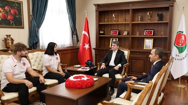 Kosova'daki Yıldızlar Avrupa Halter Şampiyonası'nda 200 Kiloyla Şampiyon Olan Zehra Nur Arslan, Amasya Valisi'ni Ziyaret Etti