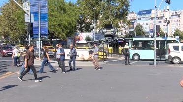 Beşiktaş Meydanı'nda polis dron destekli 'yaya geçidi' denetimi yaptı ve broşür dağıttı