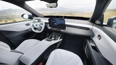 BMW'nin yeni iX3'ü gençlerin alışkanlıklarına uyum sağlıyor, fiziksel düğmeler yerini dokunmatik ekranlara bırakıyor
