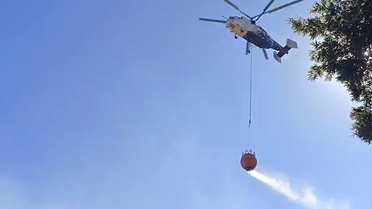 Bursa'nın İznik ilçesinde tarım arazisinden ormana sıçrayan yangına ekipler havadan ve karadan müdahale ediyor