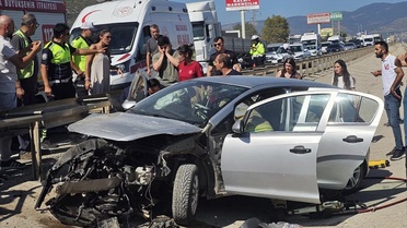 Gemlik-Orhangazi kara yolunda kontrolden çıkan otomobil bariyere çarptı: 3 yaralı