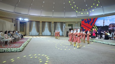 Emine Erdoğan Bişkek'te etnik el sanatları sergisini ziyaret etti