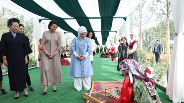 Emine Erdoğan Bişkek'te lider eşleriyle buluştu