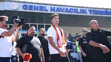 22 Yaşındaki Milli Futbolcu Deniz Gül, Galatasaray'ın 4. Transferi Olarak İstanbul'a Geldi