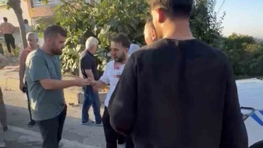 Bursa'nın Nilüfer ilçesinde hafriyat kamyonu 2 araca çarpıp evin bahçesine uçtu, sürücü yaralandı