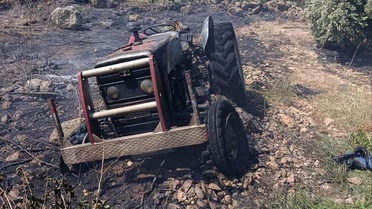 Hatay'ın Erzin ilçesinde otluk alanda çıkan yangında park halindeki traktör hasar gördü