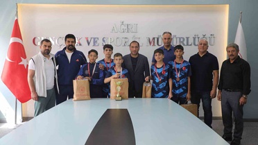 Mersin'deki ANALİG Türkiye Birinciliği'nde üçüncü olan Ağrı Badminton Takımı, İl Müdürü Çelebi'yi makamında ziyaret etti