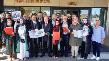 İstanbul 2 Nolu Barosu, Gazze'deki soykırım için 4 klasör ve 25 CD'lik delil dosyasını Lahey'deki UCM'ye sundu
