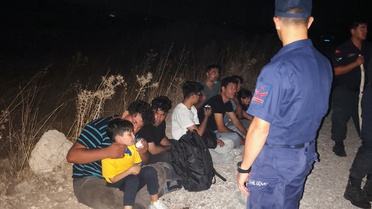 İzmir Çeşme Alaçatı'da karada mahsur kalan 8'i çocuk 18 düzensiz göçmen kurtarıldı