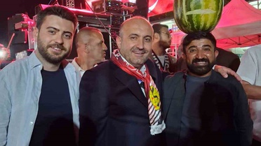 Eskişehir'de Karpuzlu Mustafa, Murat Dalkılıç ile Poz Verirken Karpuzunu İndirmedi