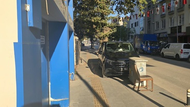Bilecik'te TSO'ya ait ticari araç kaldırıma park etti, yayalar yürümekte güçlük çekti