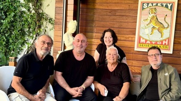 Cem Yılmaz Çanakkale'de kalp krizi geçirdiği hastaneden taburcu oldu, ailesiyle ilk fotoğrafını paylaştı