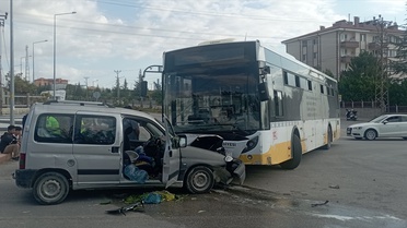 Karaman'da Belediye Otobüsü ile Hafif Ticari Araç Çarpıştı: 5 Yaralı Hastaneye Kaldırıldı