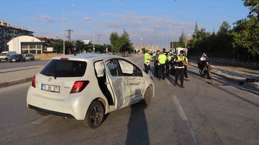 Karaman'da yasak U dönüşü kazası: Yunus timi polisi yaralandı, sürücü gözaltında