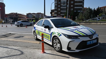 Kırıkkale'de Otomobilin Beton Bariyere Çarpması Sonucu Sürücü Yaralandı ve Hastaneye Kaldırıldı