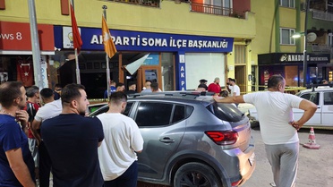 Soma'da Araç Parti Binasına Girdi: Sürücü Yaralı