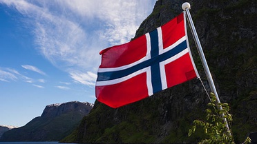 Norveç'te Kral 8'inci Haakon, parlamentoda anayasaya bağlılık yemini ederek tahtına resmen başladı
