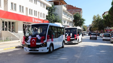 Osmancık Belediyesi'nin öz kaynağıyla alınan 5 yeni minibüs, ilçe içi ulaşım ve şehir dışı programlarda kullanılacak