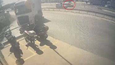 Bursa'nın Orhangazi ilçesinde bariyerlere çarpıp refüje düşen otomobilde 1'i ağır 3 kişi yaralandı, kaza kamerada